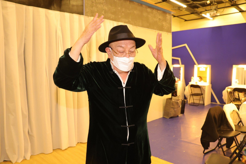 顏國樑即場除帽展示化療後脫髮。